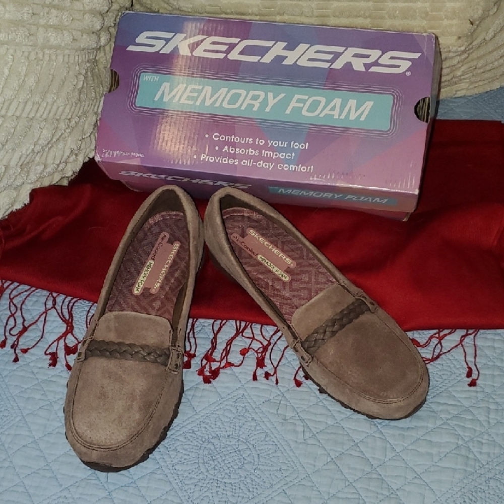 NWOT "Sketchers" Relaxed Fit, Size 9 Slip On Loafers